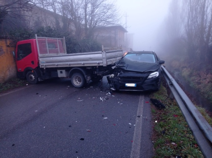 Incidente tra auto e camion: si incastrano e bloccano la strada
