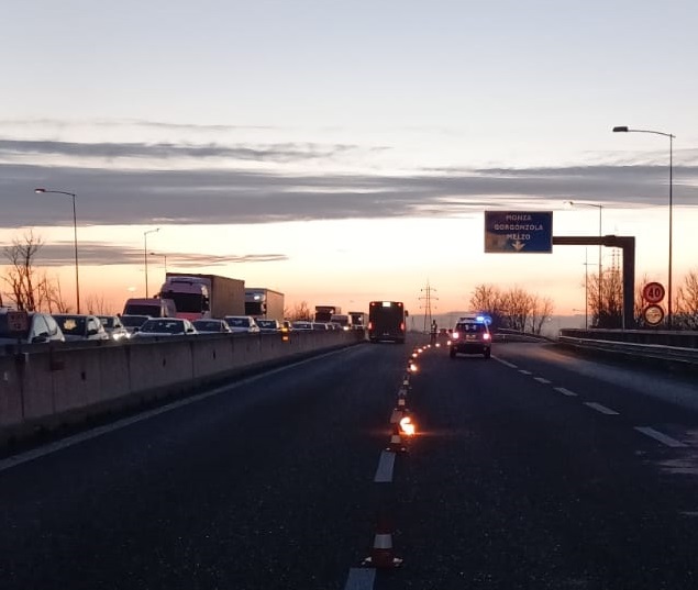 Grave incidente lungo la Cassanese, autocarri da rimuovere