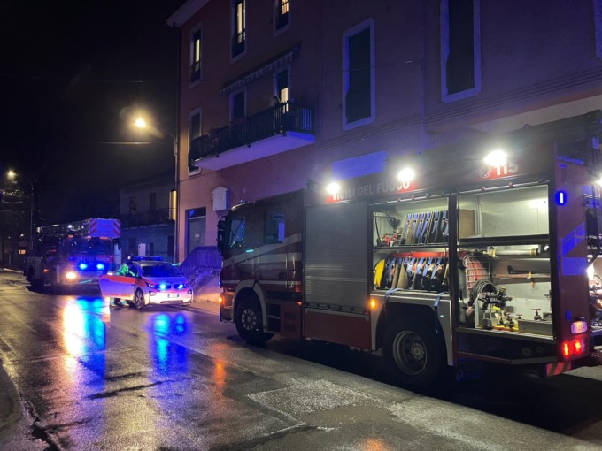 Incendio a Cassano d’Adda evacuata una corte a Groppello