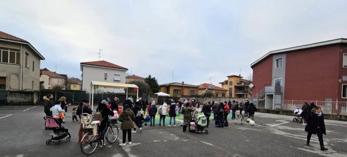 Basta caos a scuola: il parcheggio è diventato uno spazio gioco