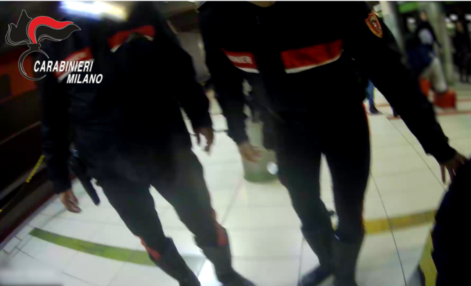 Ragazzina di 14 anni vuole togliersi la vita in metro: salvata dai Carabinieri IL VIDEO