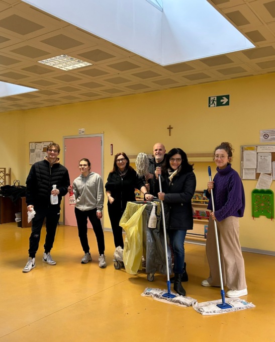 Basiano: assessori e consiglieri armati di scope e ramazze per pulire la scuola prima della riapertura