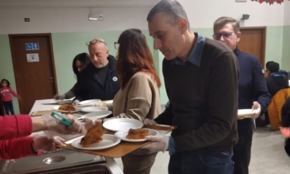 Sindaco, assessori e presidente del Consiglio comunale servono il pranzo ai cittadini in difficoltà