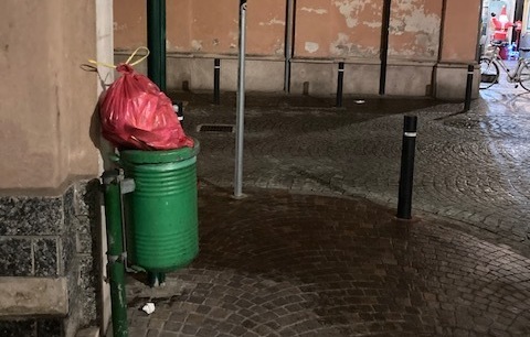 Rifiuti domestici buttati nel cestino: l’ex moglie sbaglia, ma la multa la paga il marito