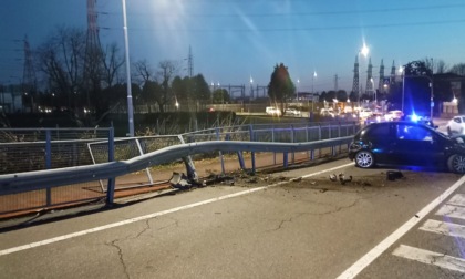 Schianto contro il guardrail, chiusa la pista ciclabile