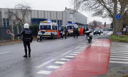 Mamma e bimba di 3 anni in braccio investite da un'auto