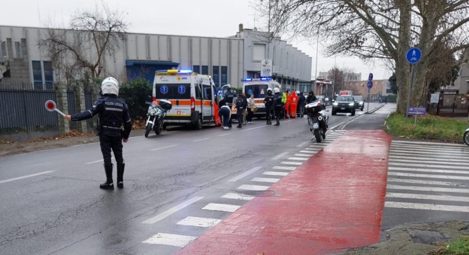 Mamma e bimba di 3 anni in braccio investite da un’auto