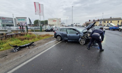 Incidente frontale tra auto, due feriti: grave una 50enne