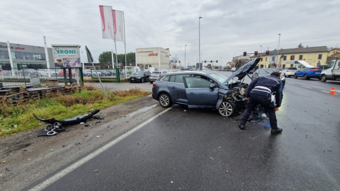 Incidente frontale tra auto, due feriti: grave una 50enne