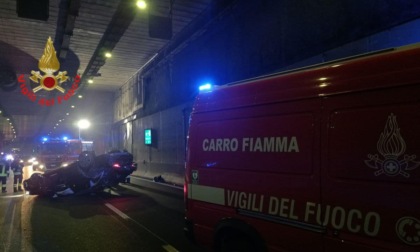 Auto si ribalta nella notte nel tunnel della Statale 36