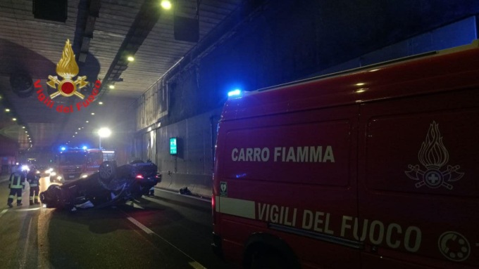 Auto si ribalta nella notte nel tunnel della Statale 36