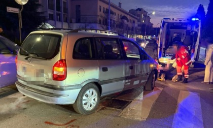 Svolta con l'auto e investe due pedoni sulle strisce