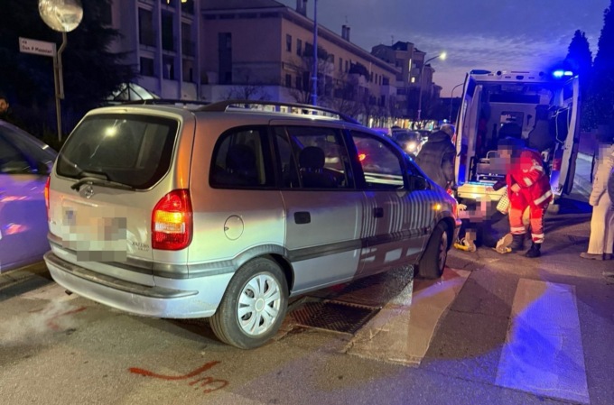 Svolta con l’auto e investe due pedoni sulle strisce