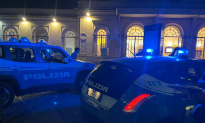 Rapine a calci e pugni sul treno: malvivente arrestato in bagno