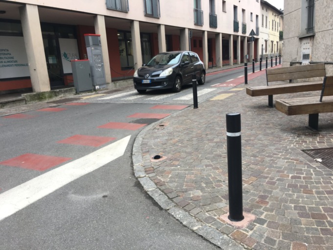 Abbatte in retro due paletti e se ne va: beccato con le telecamere