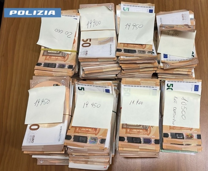 In casa nascondevano la refurtiva dei furti: 150mila euro in contanti, borse di lusso e rubli russi