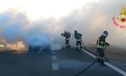 Auto in fiamme sull'autostrada Milano-Venezia