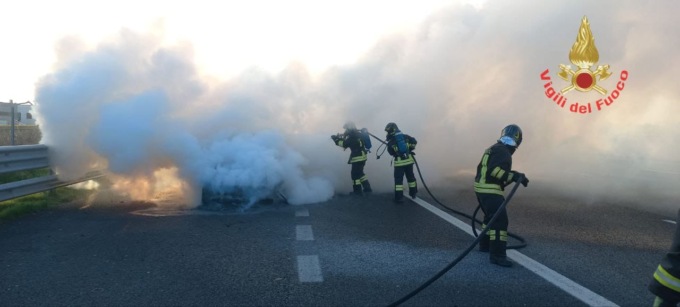 Auto in fiamme sull’autostrada Milano-Venezia