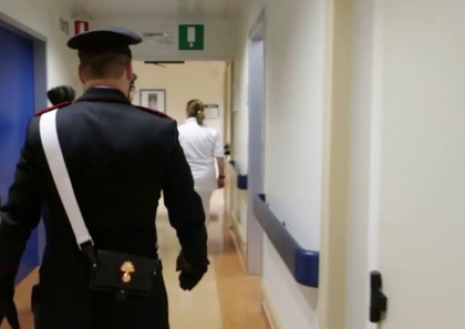 Davanti all’ospedale spara a un medico: la pistola era finta