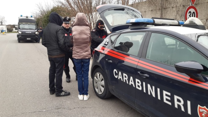 Rave party a Rodano, centinaia di giovani in una fabbrica dismessa