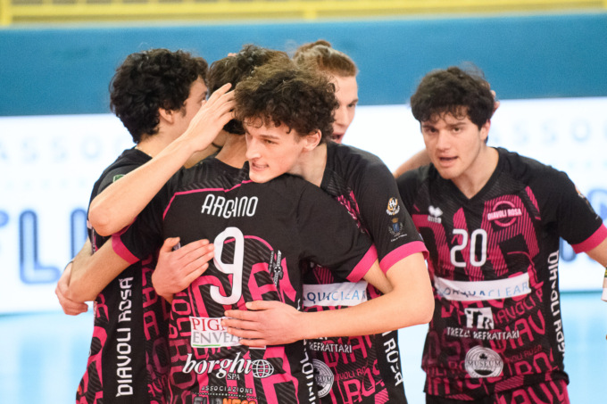 I Diavoli Rosa illudono, ma niente vittoria e nemmeno punti
