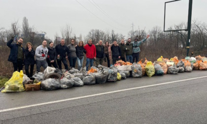 Un gruppo di cittadini ripulisce l’area degradata della stazione