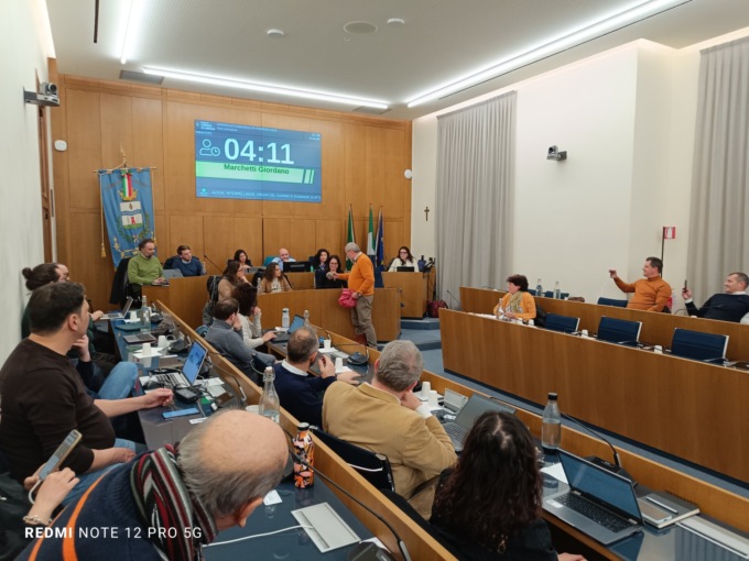 Abbattuto lo storico ciliegio di Cernusco sul Naviglio, Vivere Cernusco in Consiglio comunale ne dona i resti alla Giunta
