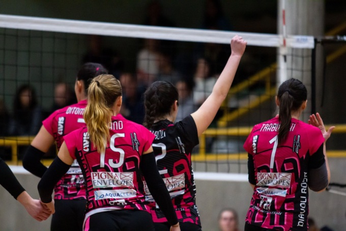 Contro Varese non c’è storia: le ragazze dei Diavoli Rosa sconfitte 3 a 0