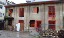 Lavori fermi in centro a Melzo e la palazzina diventa la casa di piccioni e degrado