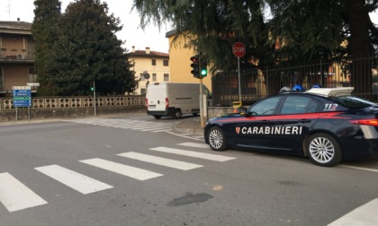 Ragazza di 18 anni investita da un furgone mentre attraversa la strada