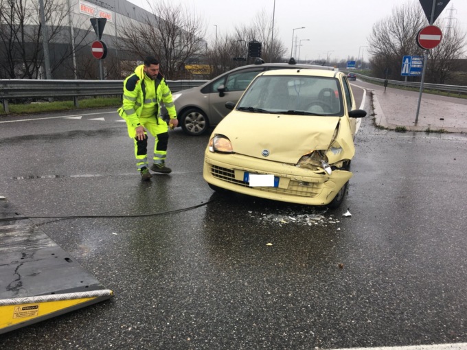 Incidente tra auto sulla Cassanese, tra i feriti una bimba di 3 anni