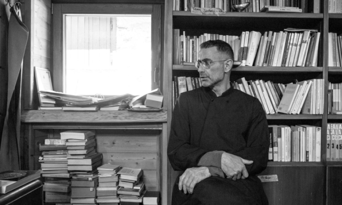 Una raccolta fondi per aiutare l’ex sacerdote di Cologno Monzese che vive da eremita