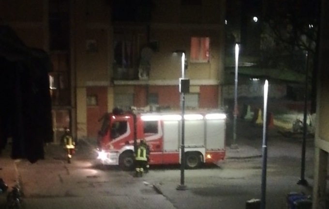 Resta chiuso in casa e chiede l’intervento dei Vigili del fuoco