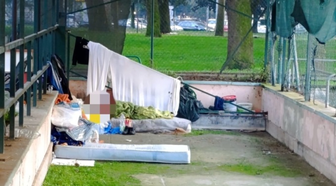 Senzatetto dormiva al gelo nel campo da bocce di Pioltello