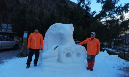 I "Lupi di Settala" trionfano in Valbondione con l'opera d'arte in ghiaccio