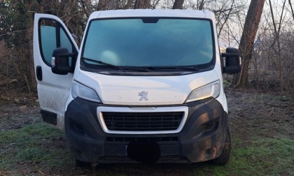 Un furgone rubato ritrovato "parcheggiato" in mezzo al bosco