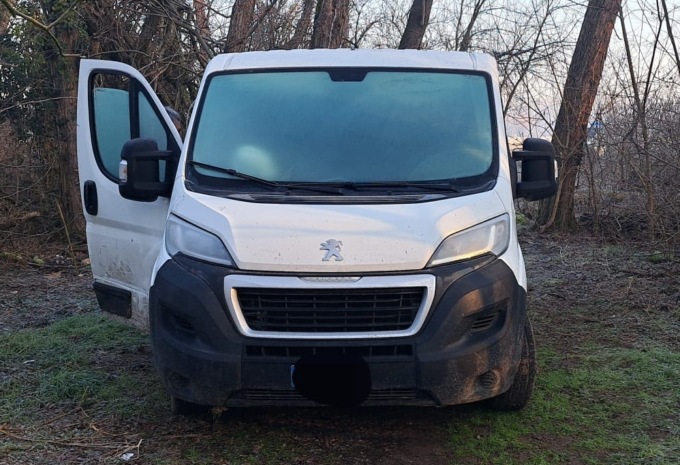 Un furgone rubato ritrovato “parcheggiato” in mezzo al bosco
