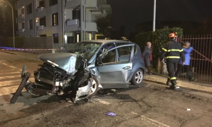 Scontro tra auto a Gorgonzola, una abbatte il muro di cinta dello stadio