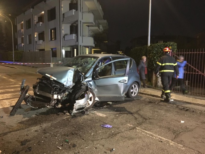 Scontro tra auto a Gorgonzola, una abbatte il muro di cinta dello stadio