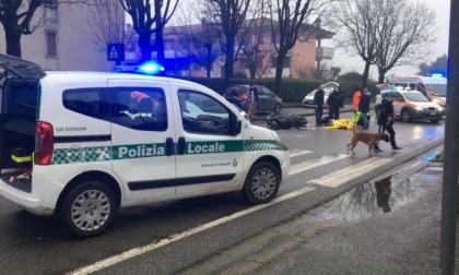 Adolescenti investite da uno scooter sulle strisce: in tre finiscono in ospedale