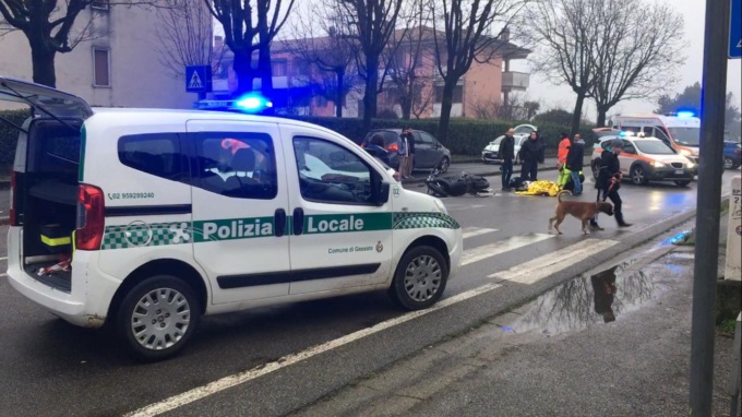 Adolescenti investite da uno scooter sulle strisce: in tre finiscono in ospedale