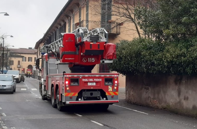 Incendio in appartamento a Cernusco sul Naviglio, Vigili del fuoco sul posto