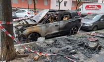 Auto in fiamme in mezzo alla strada a Pioltello: intervengono i Vigili del fuoco