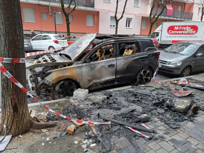 Auto in fiamme in mezzo alla strada a Pioltello: intervengono i Vigili del fuoco