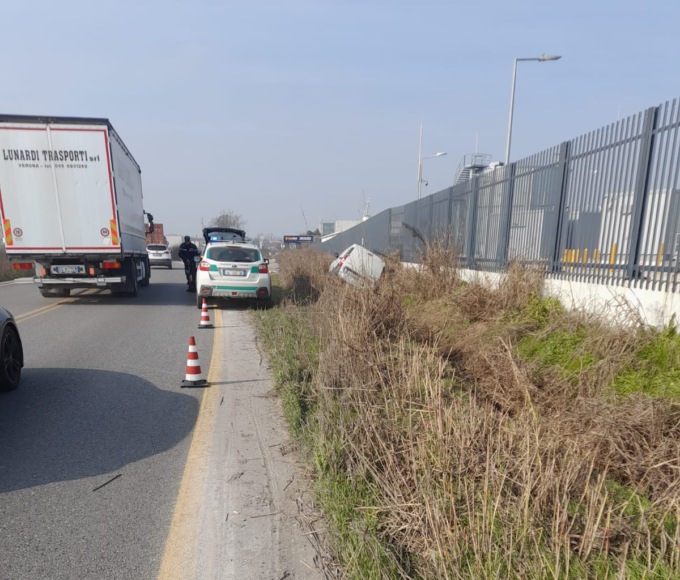 Non ce l’ha fatta il 61enne alla guida del furgone uscito fuori strada lungo la Paullese