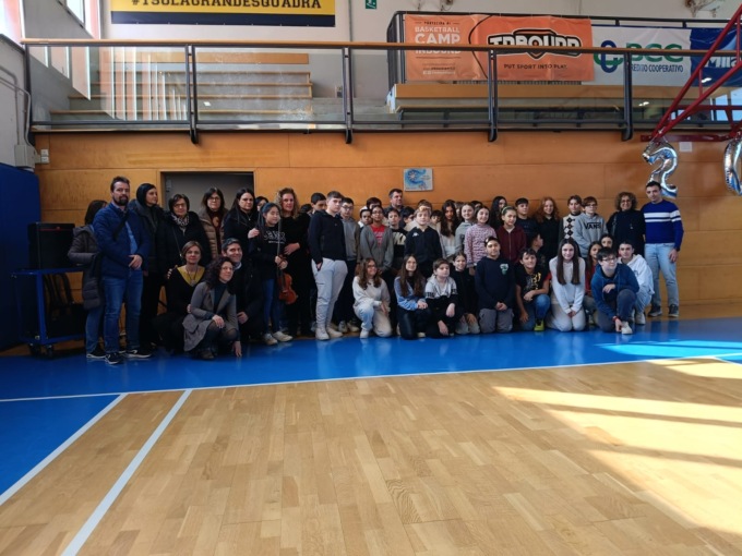 Una targa nella palestra della scuola di Cassina de’ Pecchi per ricordare un piccolo grande amico