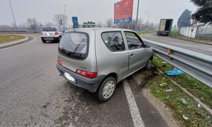 Inseguimento a Melzo: una Fiat 600 in fuga dai vigili si schianta contro il guardrail