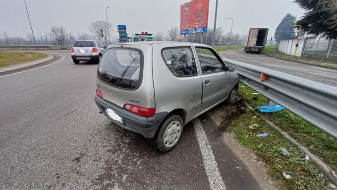 Inseguimento a Melzo: una Fiat 600 in fuga dai vigili si schianta contro il guardrail