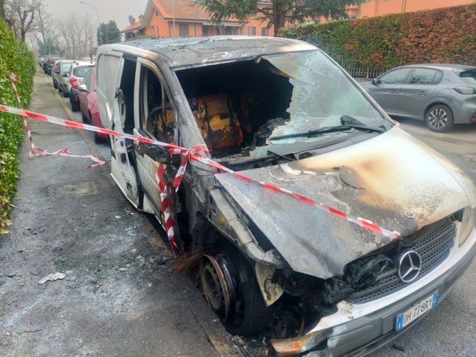 A fuoco un furgone nella notte, sul posto i Vigili del fuoco