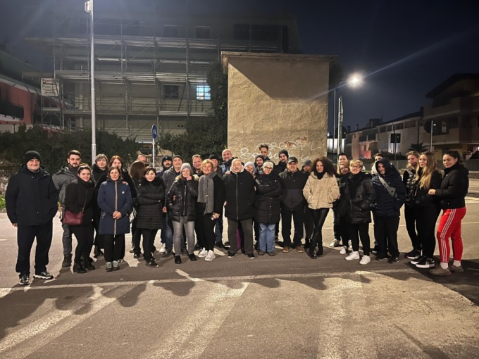 Troppi furti in via Taviani: i residenti esasperati scendono in strada
